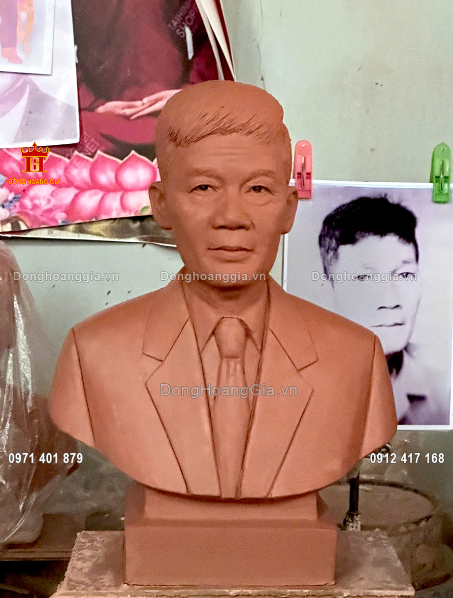 Sản phẩm đắp mẫu tượng chân dung cụ ông bằng đất được tạo dựa trên di ảnh